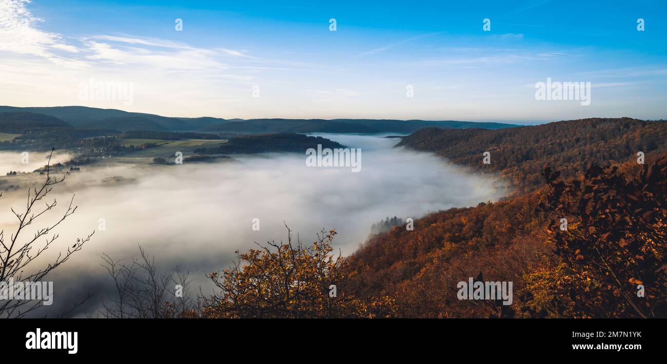Inversionswetter über dem Edersee in Nordhessen im Kellerwald-Edersee-Nationalpark an einem Herbstmorgen mit Blick auf den wolkigen See Stockfoto