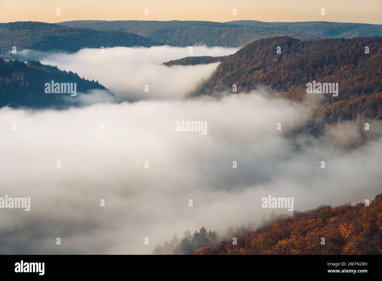 Inversionswetter über dem Edersee in Nordhessen im Kellerwald-Edersee-Nationalpark an einem Herbstmorgen mit Blick auf den wolkigen See Stockfoto