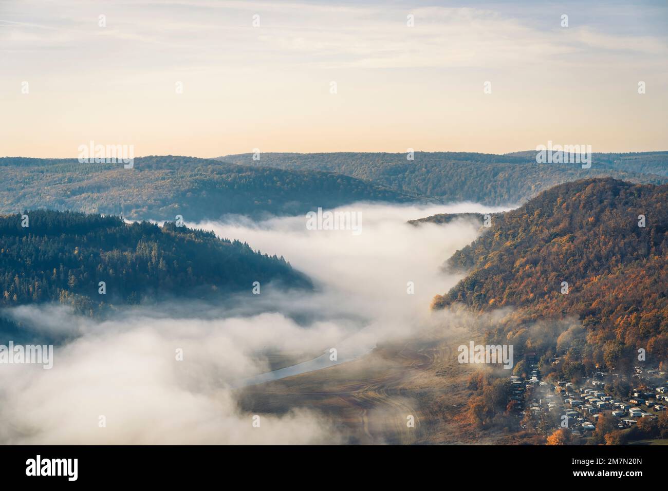 Inversionswetter über dem Edersee in Nordhessen im Kellerwald-Edersee-Nationalpark an einem Herbstmorgen mit Blick auf den wolkigen See Stockfoto