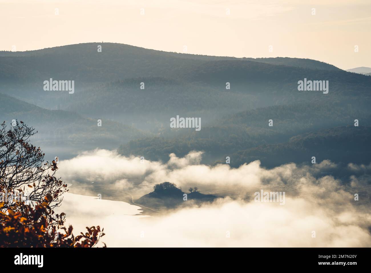 Inversionswetter über dem Edersee in Nordhessen im Kellerwald-Edersee-Nationalpark an einem Herbstmorgen mit Blick auf den wolkigen See Stockfoto