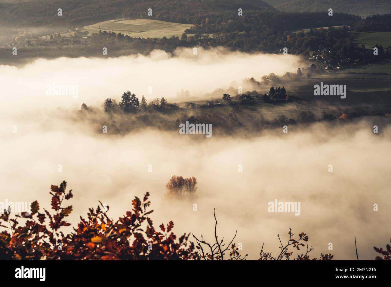 Inversionswetter über dem Edersee in Nordhessen im Kellerwald-Edersee-Nationalpark an einem Herbstmorgen mit Blick auf den wolkigen See Stockfoto