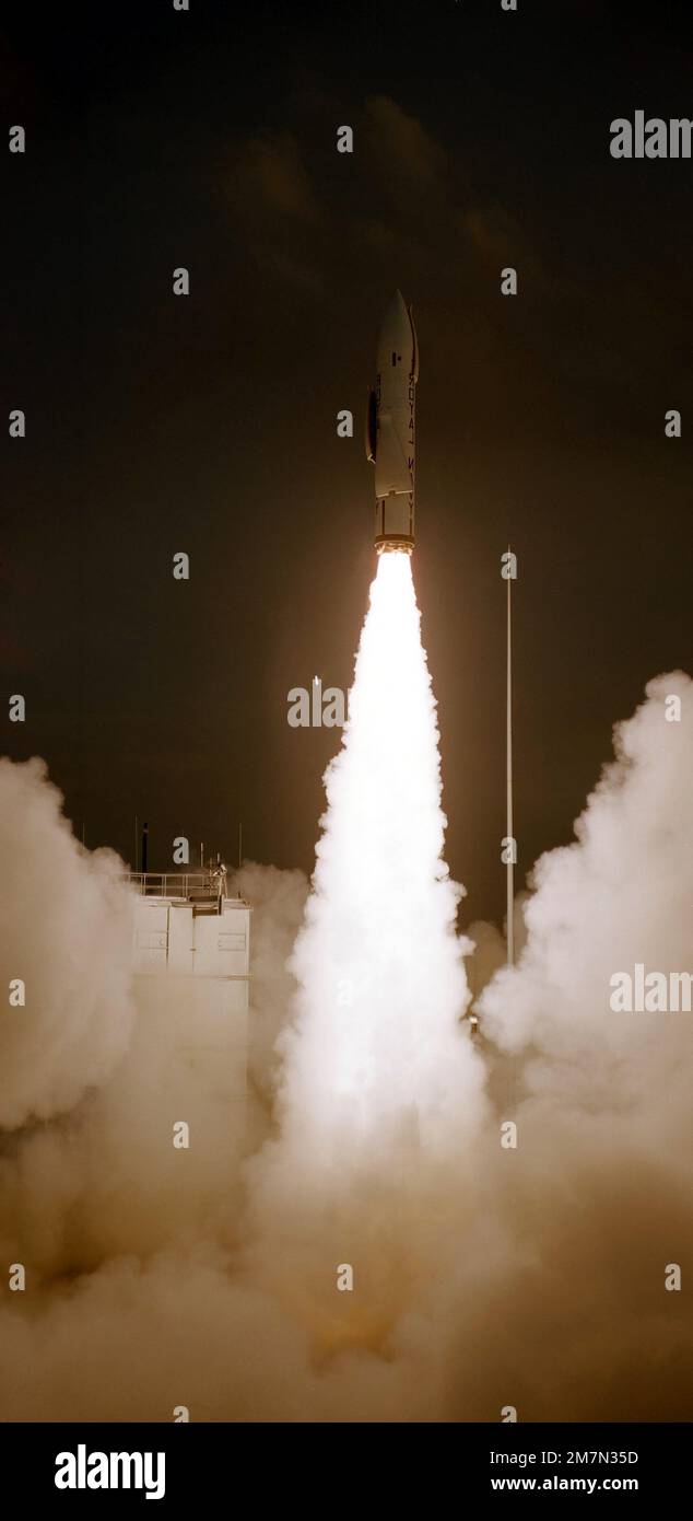 Eine britische Polaris-Rakete hebt um 5:00 Uhr von einer Landfläche ab Östliche Normalzeit. Dies ist der vierte einer Reihe von Polaris-Starts des Vereinigten Königreichs. Basis: Luftwaffenstützpunkt Cape Canaveral Bundesstaat: Florida (FL) Land: Vereinigte Staaten von Amerika (USA) Stockfoto