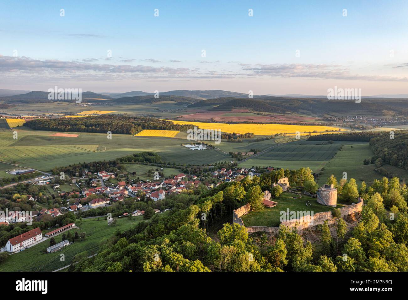 Deutschland, Thüringen, Meiningen, Henneberg, Burgruine Henneburg, Dorf, Felder, Berge, Wald, Morgenlicht, Übersicht, Luftbild Stockfoto