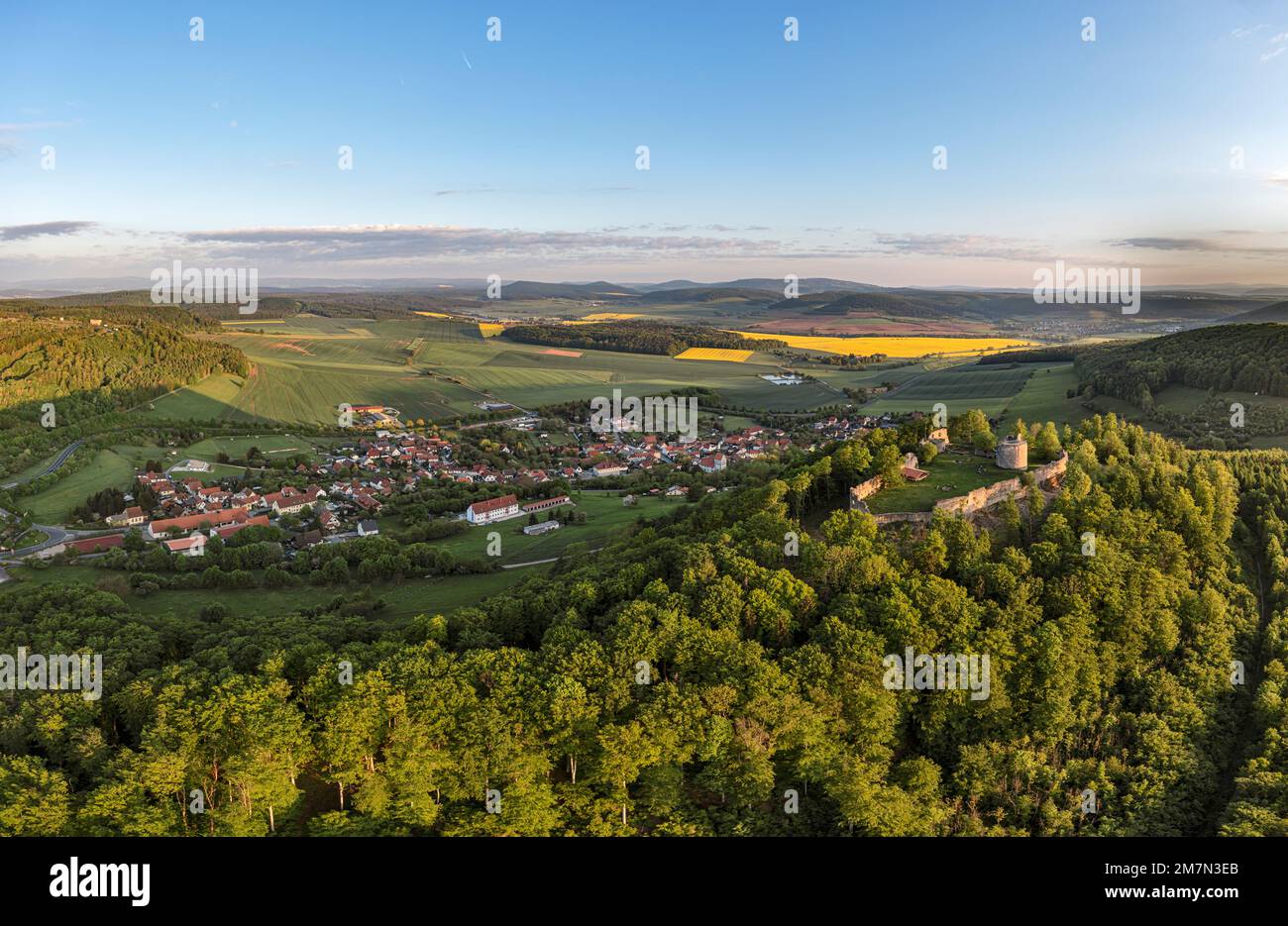Deutschland, Thüringen, Meiningen, Henneberg, Burgruine Henneburg, Dorf, Felder, Berge, Wald, Morgenlicht, Übersicht, Luftbild Stockfoto