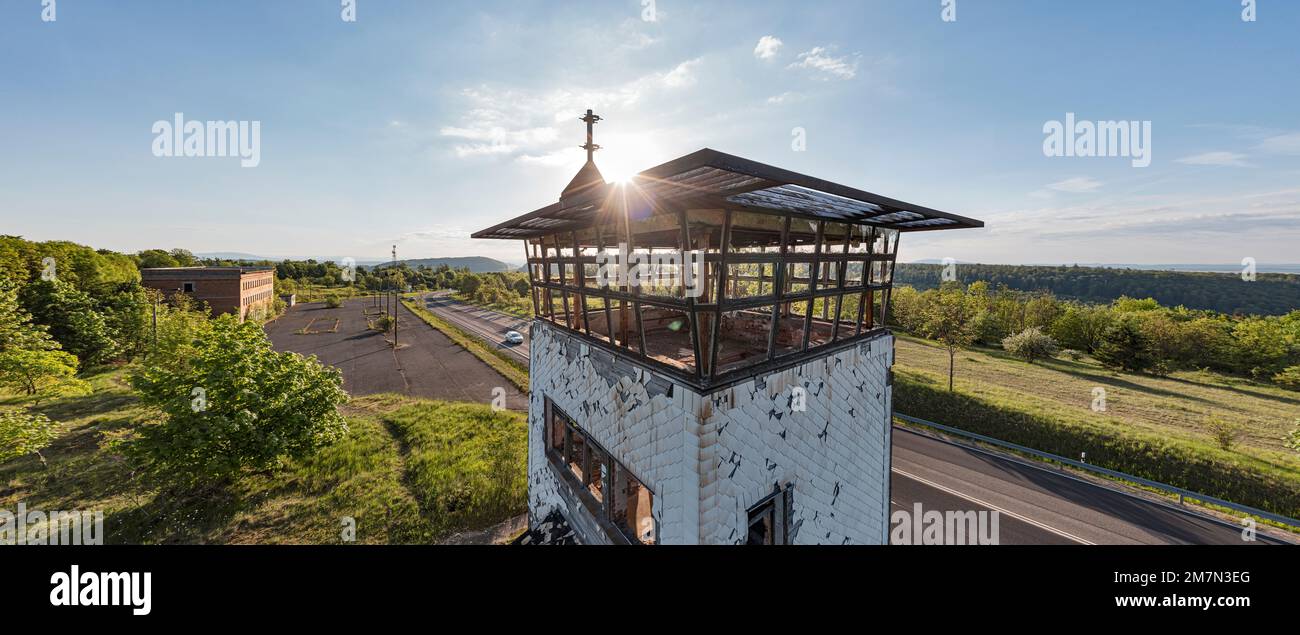 Deutschland, Thüringen, Meiningen, Henneberg, ehemaliger Grenzübergang Meiningen/Eußenhausen, ehemaliger Wachturm (Ruine), Sonne, Übersicht, Hintergrundbeleuchtung, Panoramafoto Stockfoto