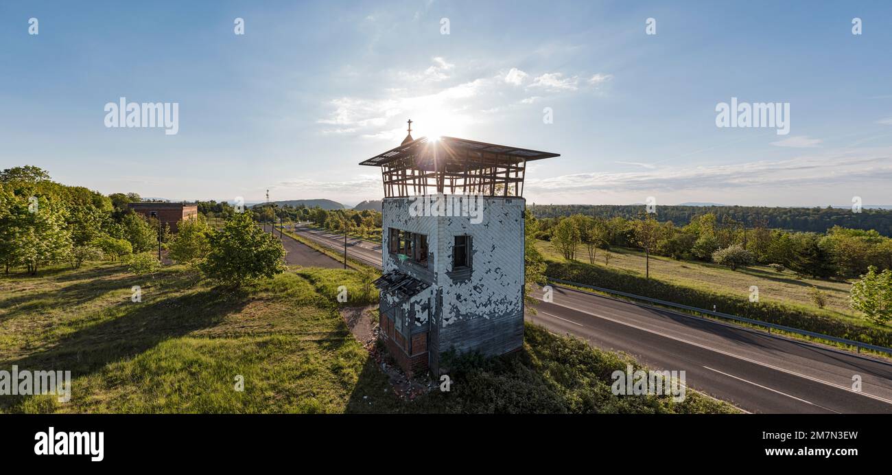 Deutschland, Thüringen, Meiningen, Henneberg, ehemaliger Grenzübergang Meiningen/Eußenhausen, ehemaliger Wachturm (Ruine), Sonne, Übersicht, Hintergrundbeleuchtung, Panoramafoto Stockfoto