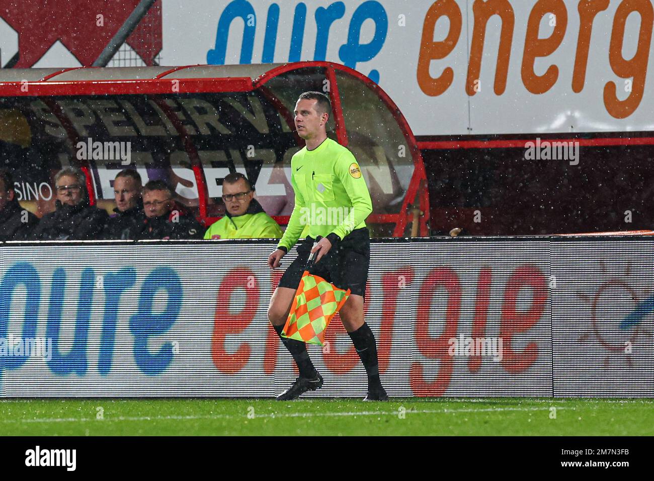 ENSCHEDE, NIEDERLANDE - JANUAR 10: Stellvertretender Schiedsrichter Yorick Weterings während des Spiels der Dutch TOTO KNVB Cup Runde 2 zwischen FC Twente und SC Telstar in de Grolsch Veste am 10. Januar 2023 in Enschede, Niederlande (Foto: Marcel ter Bals/Orange Pictures) Stockfoto