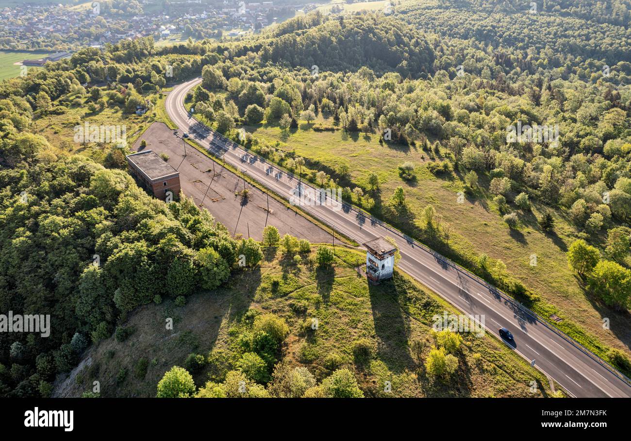 Deutschland, Thüringen, Meiningen, Henneberg, ehemaliger Grenzübergang Meiningen/Eußenhausen, ehemaliger Wachturm (Ruine), allgemeine Ansicht, schräge Ansicht, Luftaufnahme, Hintergrundbeleuchtung Stockfoto