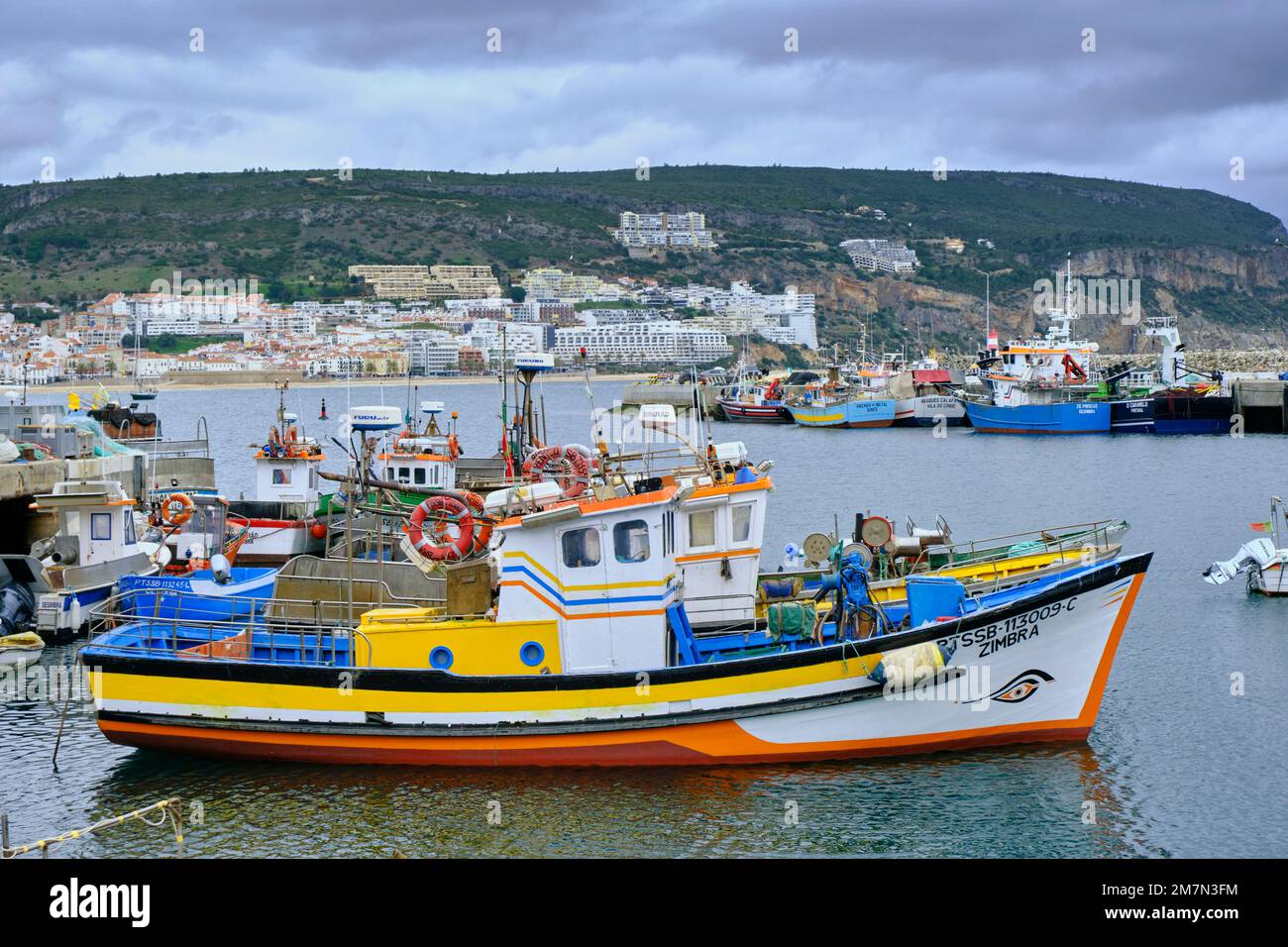 Farbenfrohe Fischerboote im Fischereihafen Sesimbra. Portugal Stockfoto