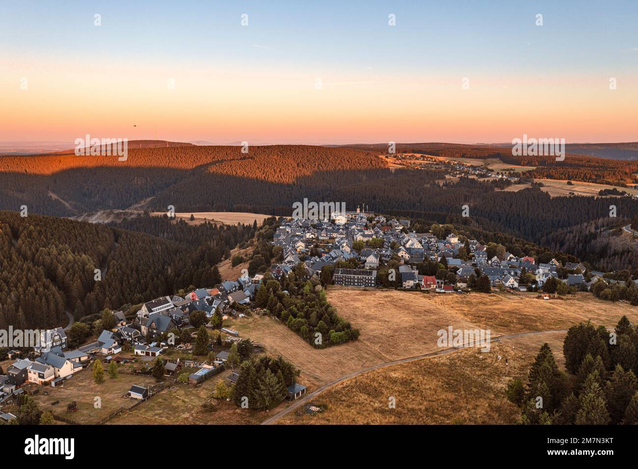 Deutschland, Thüringen, Neuhaus am Rennweg, Steinheid, Dorf, Wald, Bergwiesen, Berge, Täler, Übersicht, Morgenlicht, Luftfoto Stockfoto