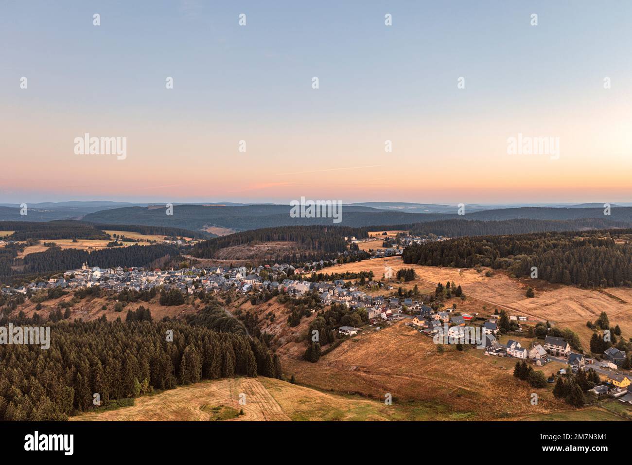 Deutschland, Thüringen, Neuhaus am Rennweg, Steinheid, Dorf, Wald, Bergwiesen, Berge, Täler, Morgengrauen, Übersicht, Luftbild Stockfoto