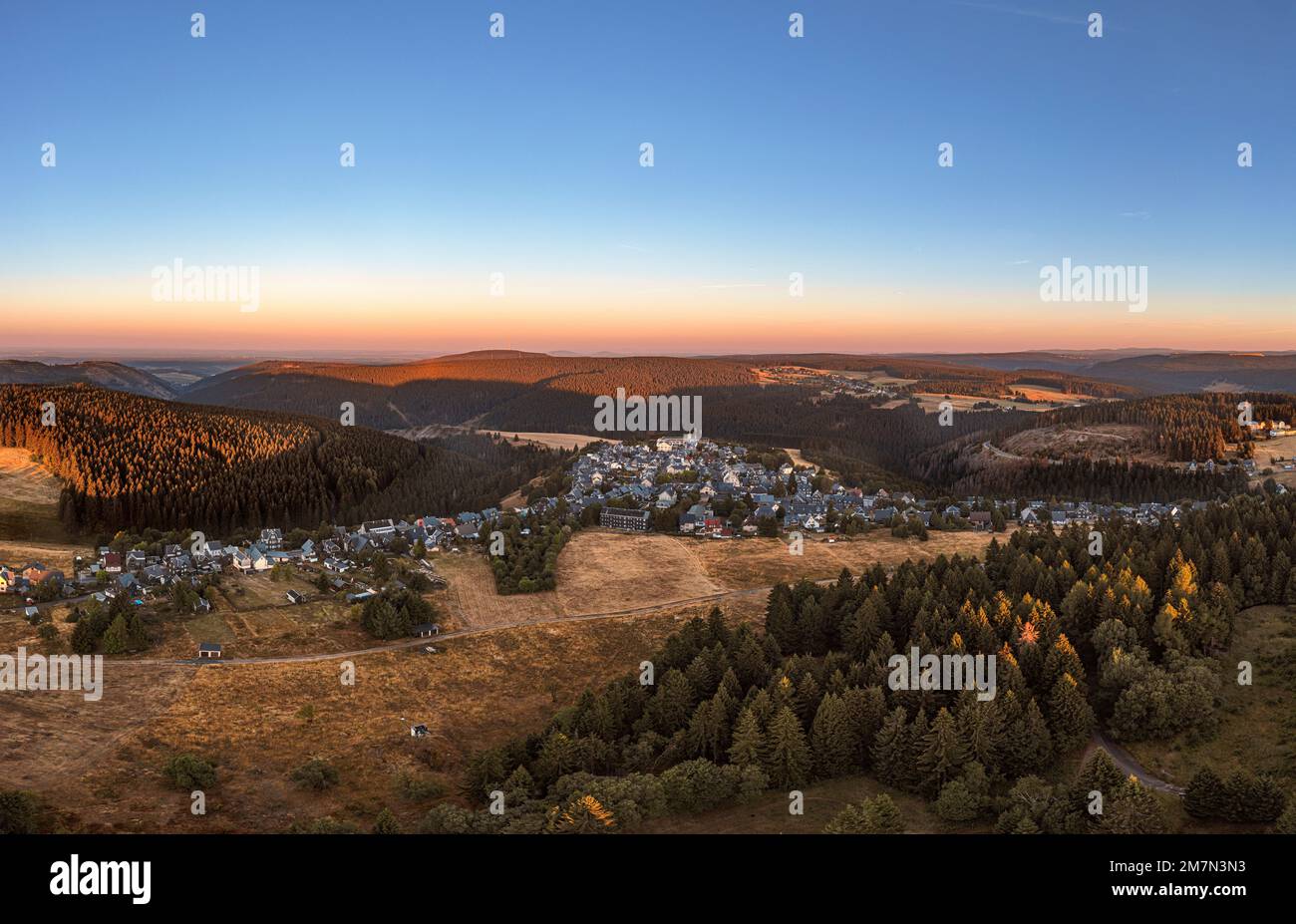 Deutschland, Thüringen, Neuhaus am Rennweg, Steinheid, Dorf, Wald, Bergwiesen, Berge, Täler, Übersicht, Luftfoto Stockfoto