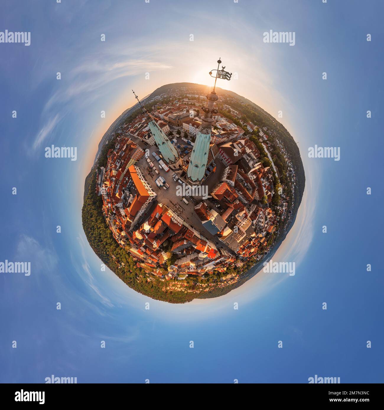 Deutschland, Thüringen, Meiningen, die Kirche, unsere Lieben, Stadt, Sonnenaufgang, teilweise Hintergrundbeleuchtung, Übersicht, Luftaufnahme, Kugelförmiges Panorama, kleiner Planet Stockfoto