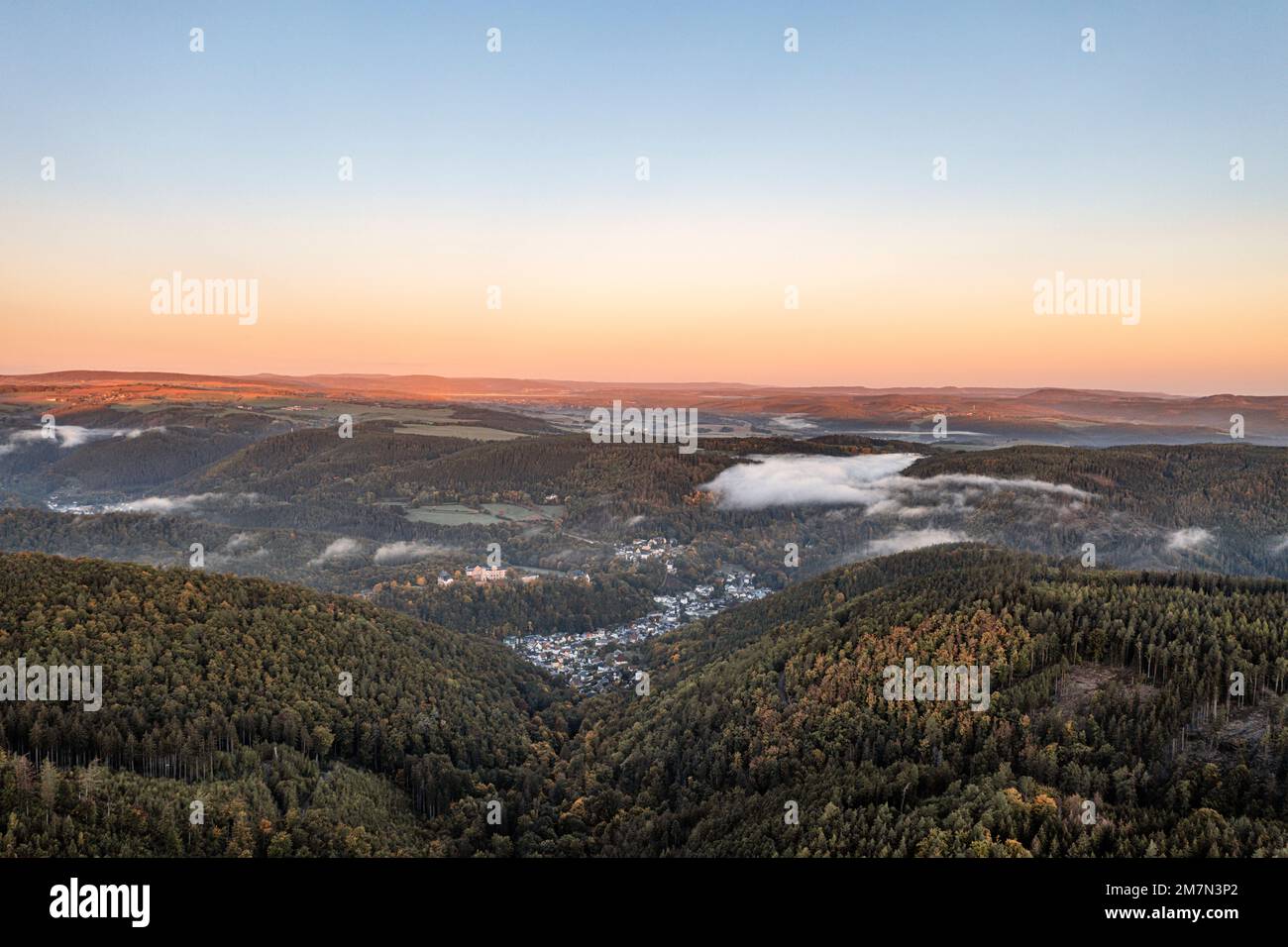 Deutschland, Thüringen, Schwarzburg, Schwarzatal Übersicht, Kleinstadt, Schloss, Tal, Berge, Wald, Morgenlicht, Luftfoto Stockfoto