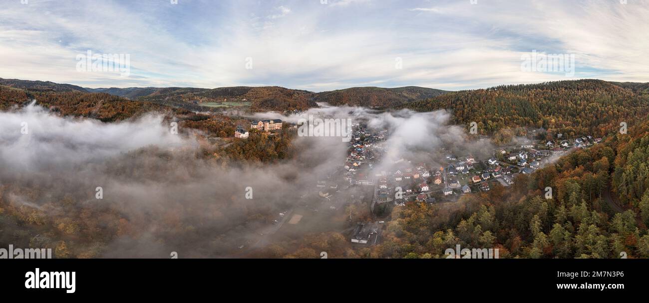 Deutschland, Thüringen, Schwarzburg, Burg, Ort ist teilweise unter Nebel bedeckt, Berge, Wald, Morgenlicht, Luftfoto, Panoramafoto Stockfoto