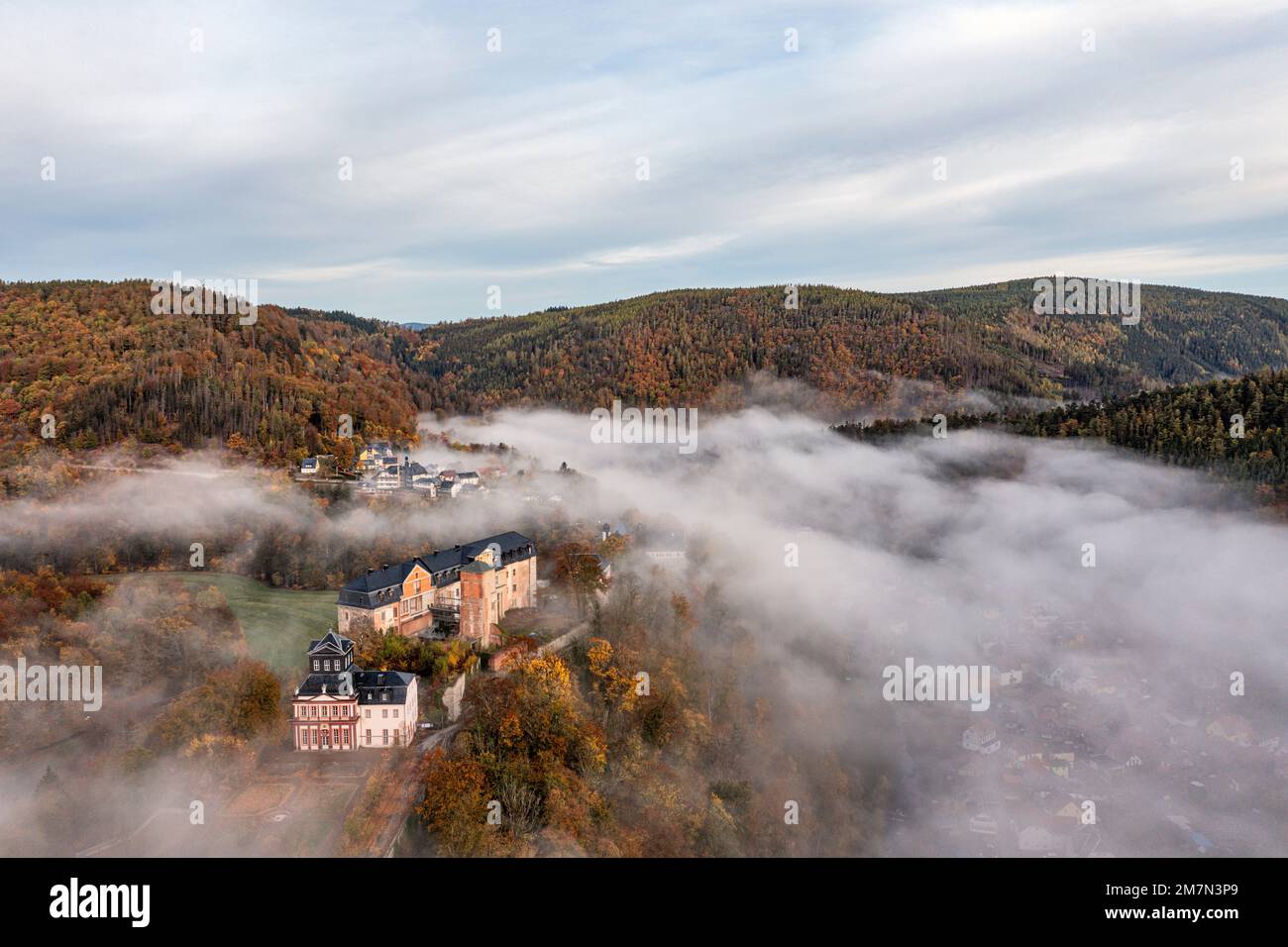 Deutschland, Thüringen, Schwarzburg, Burg, teilweise unter Nebel, Berge, Wald, Morgenlicht, Luftaufnahme, Stockfoto