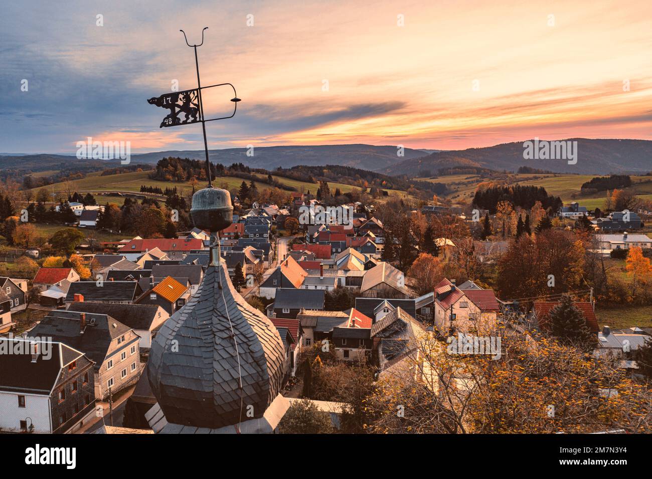 Deutschland, Thüringen, Königsee, Oberhain, Wetterfahne, kirchturm, Dorf, Morgengrauen, Übersicht, Hintergrundbeleuchtung Stockfoto