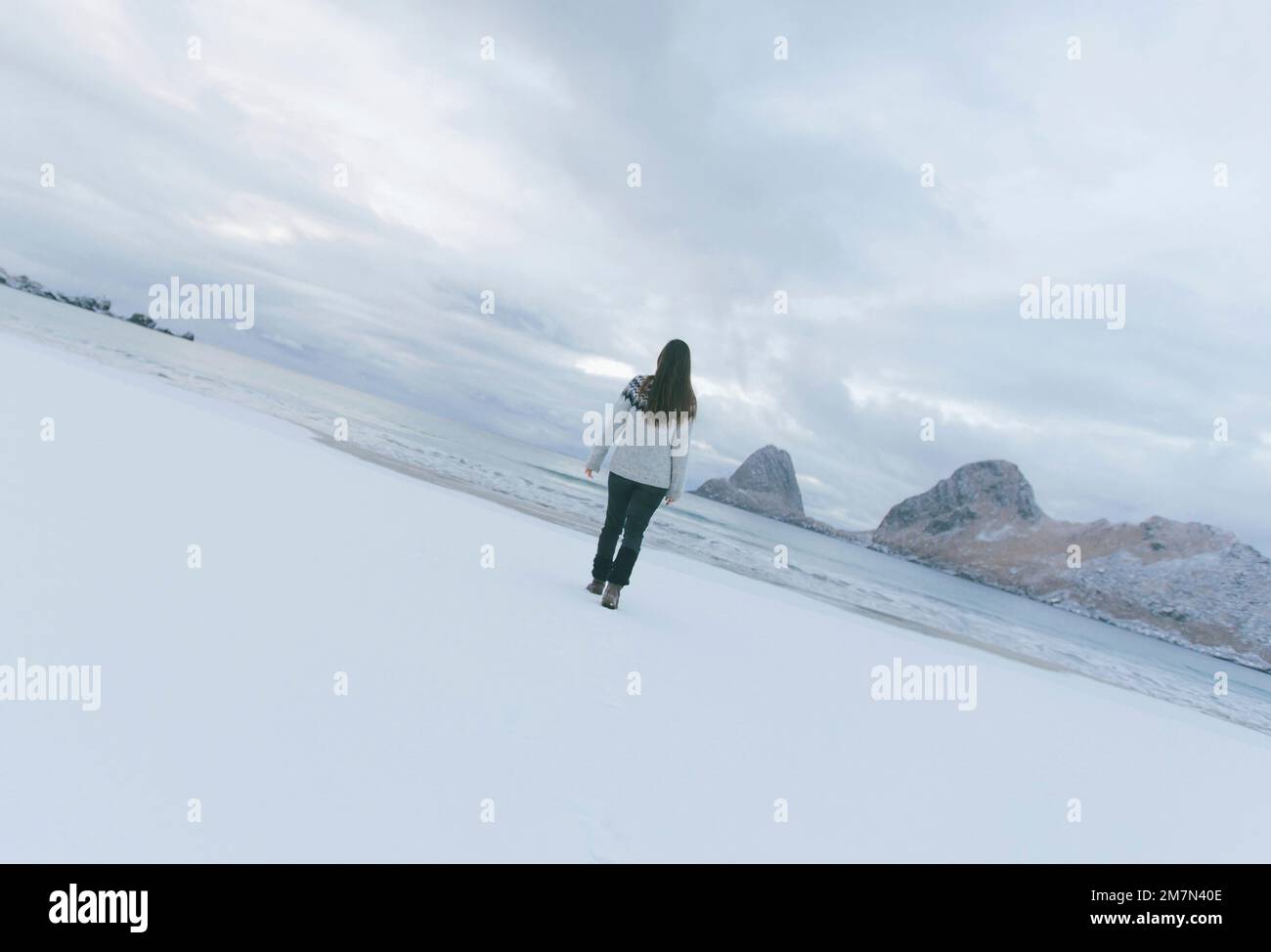 Junge Frau mit langen Haaren am Strand Stockfoto