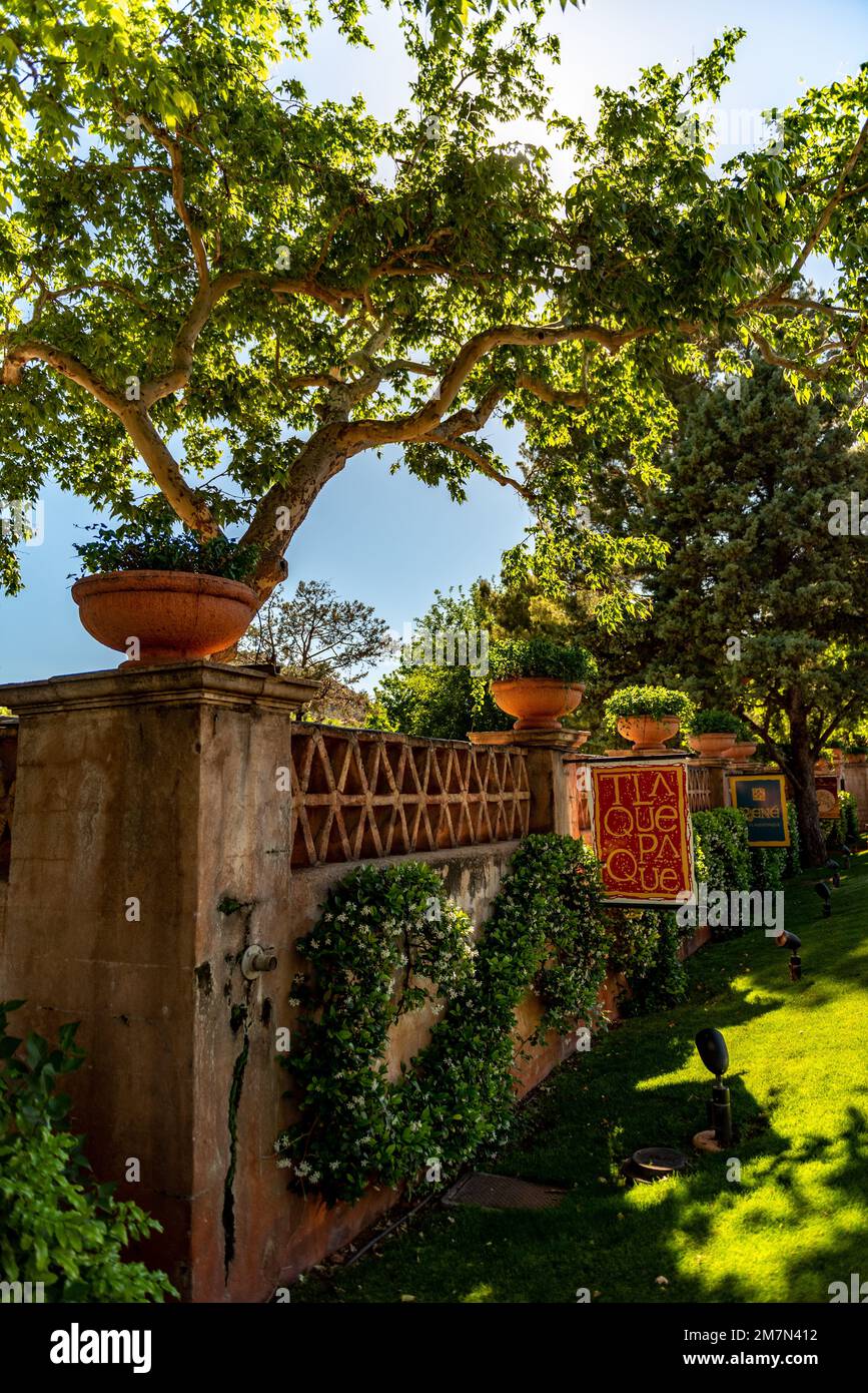 Ein vertikales Bild einer Wand des Tlaquepaque Arts Shopping Village in Sedona, Arizona, USA Stockfoto