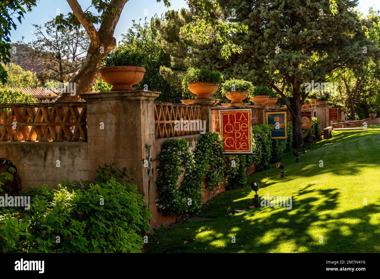 Eine Mauer im Tlaquepaque Arts Shopping Village in Sedona, Arizona, USA Stockfoto