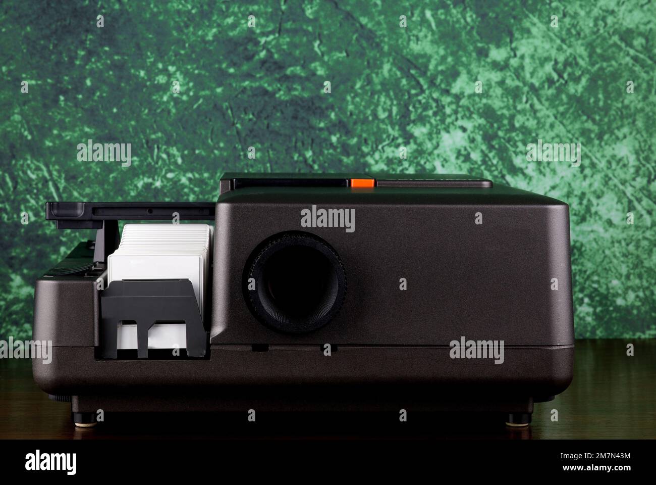 Veralteter 35mm-Diaprojektor auf lackierter Holzfläche Stockfoto