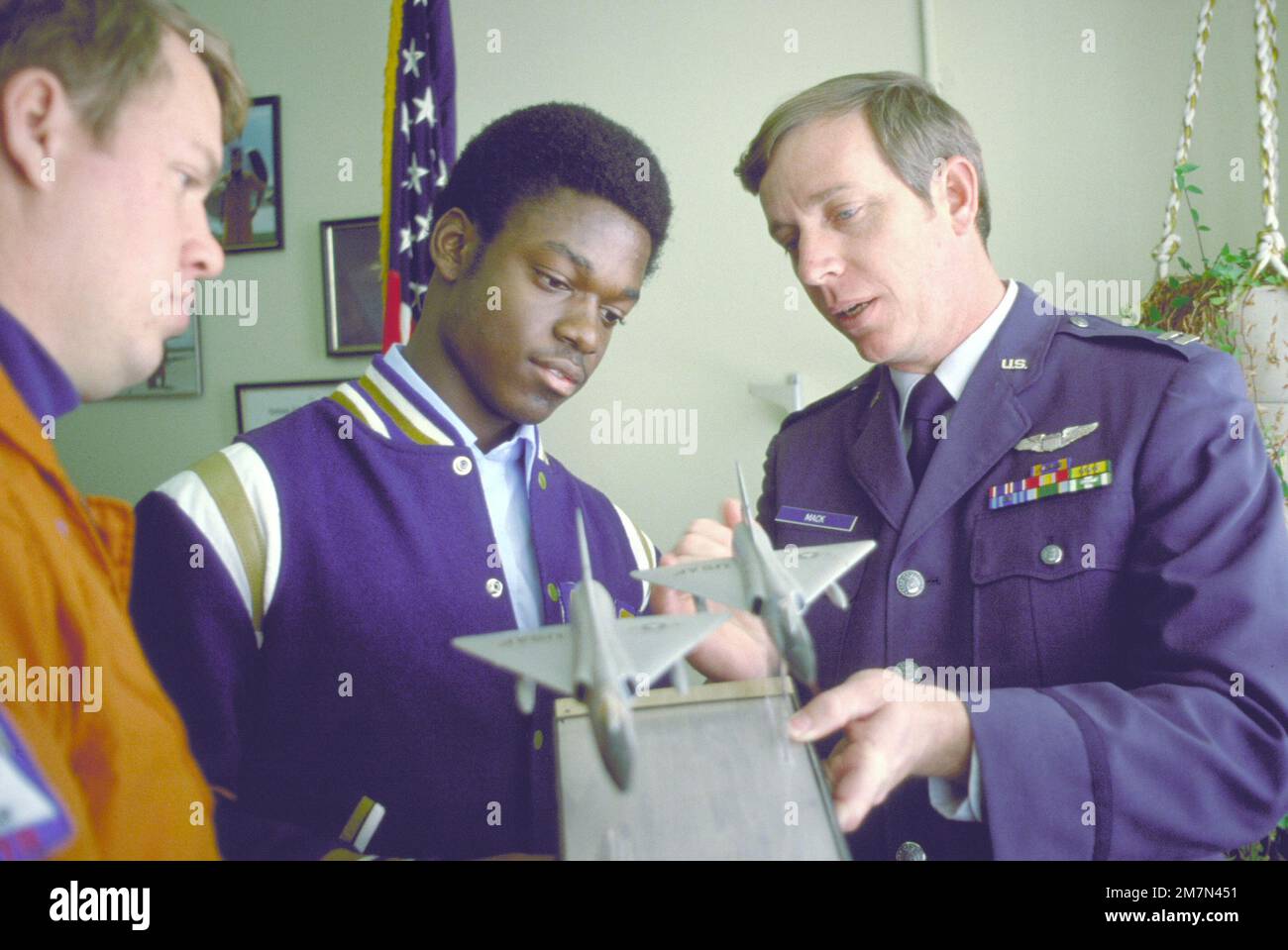 Prinz Gillard, 17, Student an der R. B. Stall High School, hört, wie der Rekrutierer der Air Force Academy, Captain John Mack, richtig, die Prinzipien der Aerodynamik mit zwei Modellen F-106 Delta Dart erläutert. Captain Michael D. Kaufman ist auf der linken Seite. Basis: Charleston Bundesstaat: South Carolina (SC) Land: Vereinigte Staaten von Amerika (USA) Stockfoto