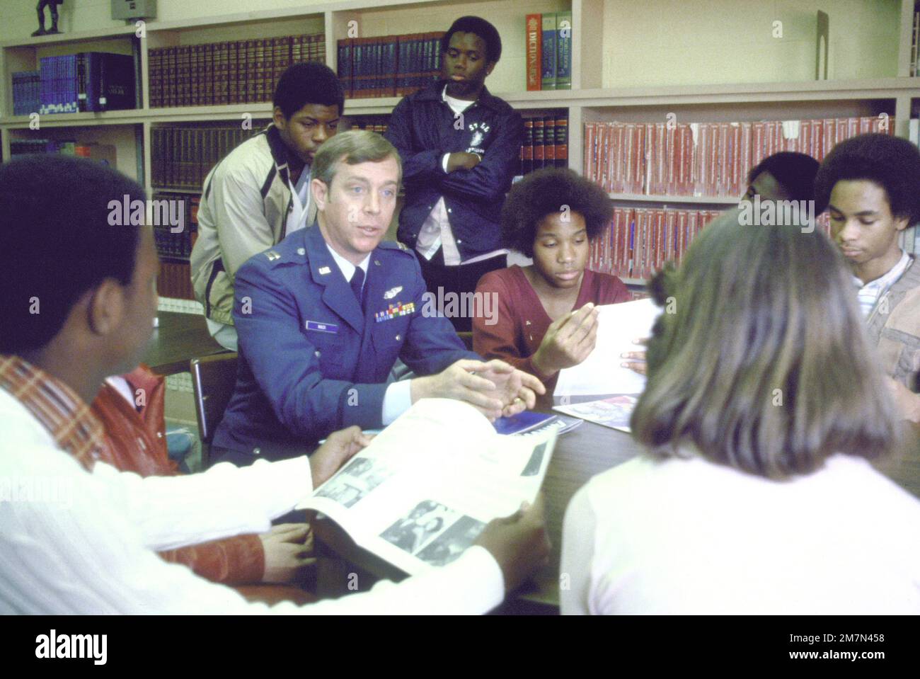Captain John Mack, Rekrut der Air Force Academy, beantwortet die Fragen der Schüler in der Bibliothek der R. B. Stall High School. Basis: Charleston Bundesstaat: South Carolina (SC) Land: Vereinigte Staaten von Amerika (USA) Stockfoto