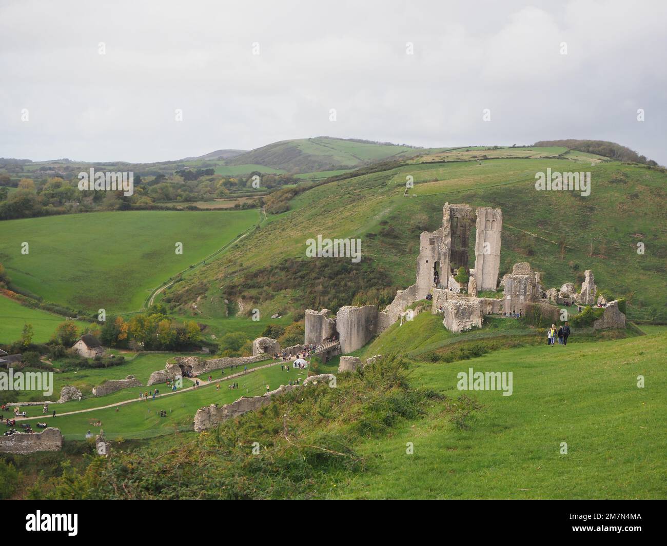 Vertikaler Anbau der Ruinen von Corfe Castle in Dorset im Vereinigten Königreich Stockfoto