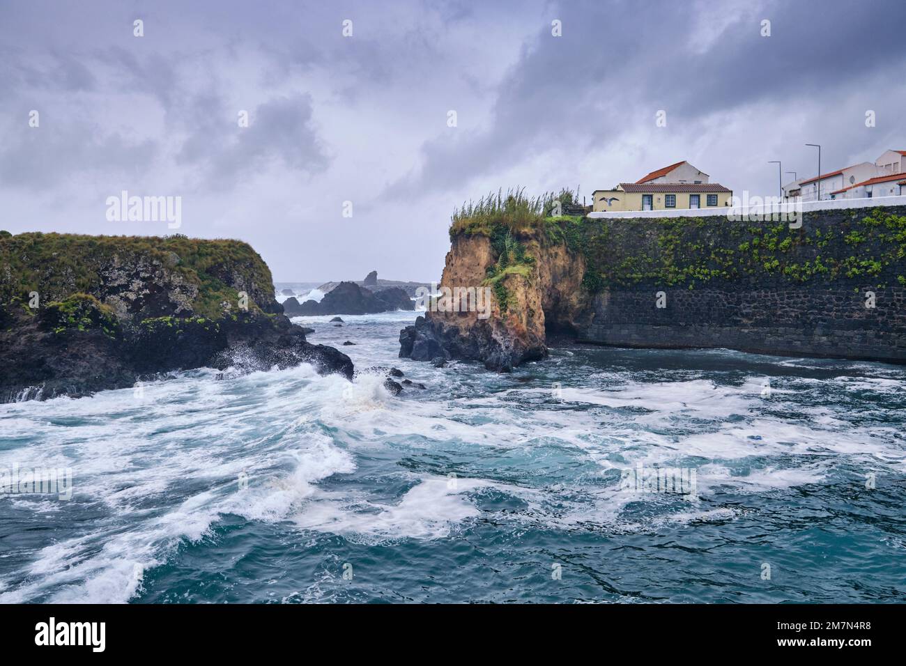 Der alte Hafen von Santa Cruz an einem stürmischen Tag. Flores Island, Azoren Inseln. Portugal Stockfoto