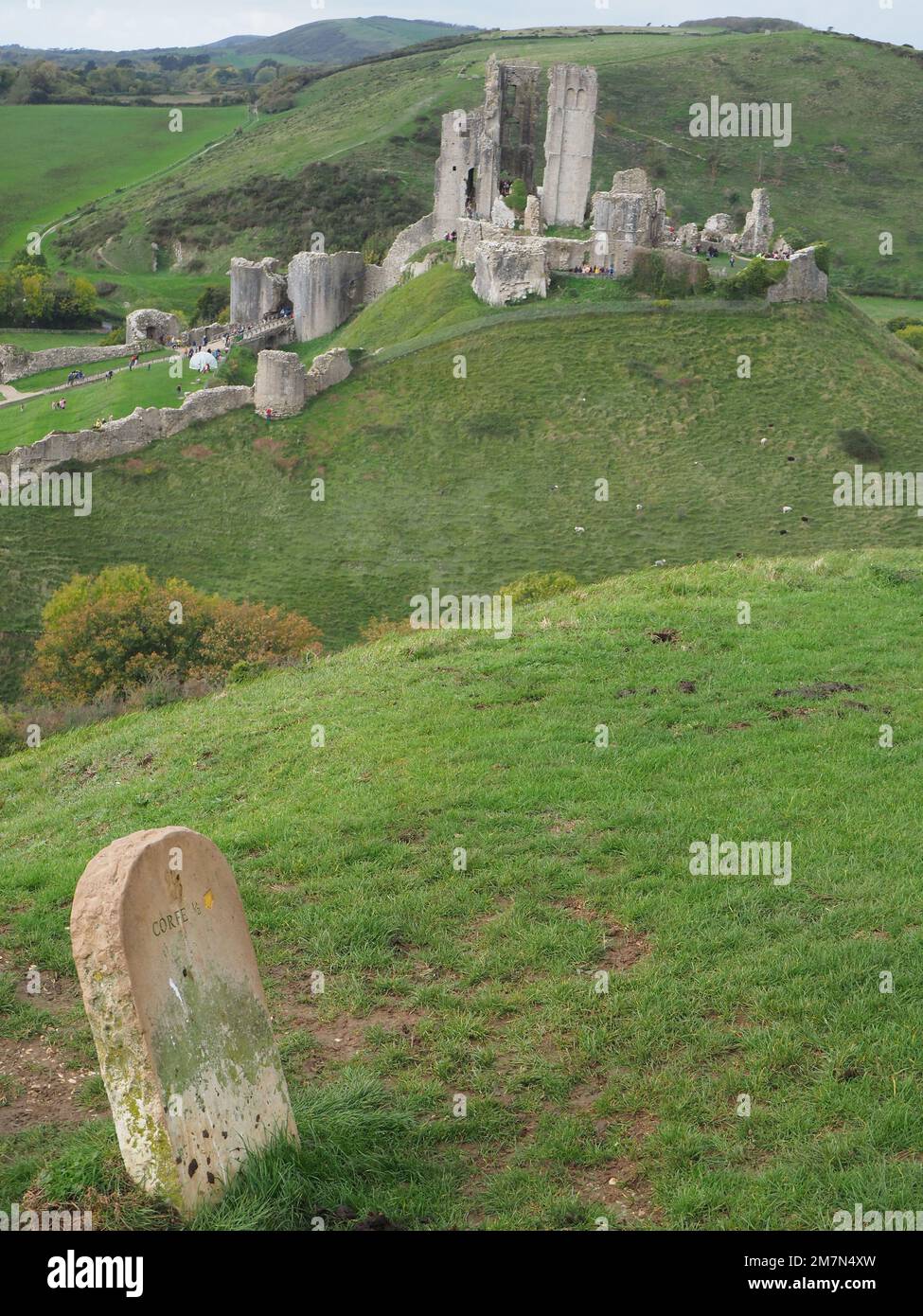 Vertikaler Anbau der Ruinen von Corfe Castle in Dorset im Vereinigten Königreich Stockfoto