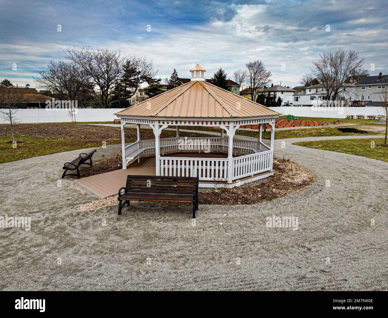 Eine achteckige Gartenlaube im Meadowlands Community Garden Stockfoto