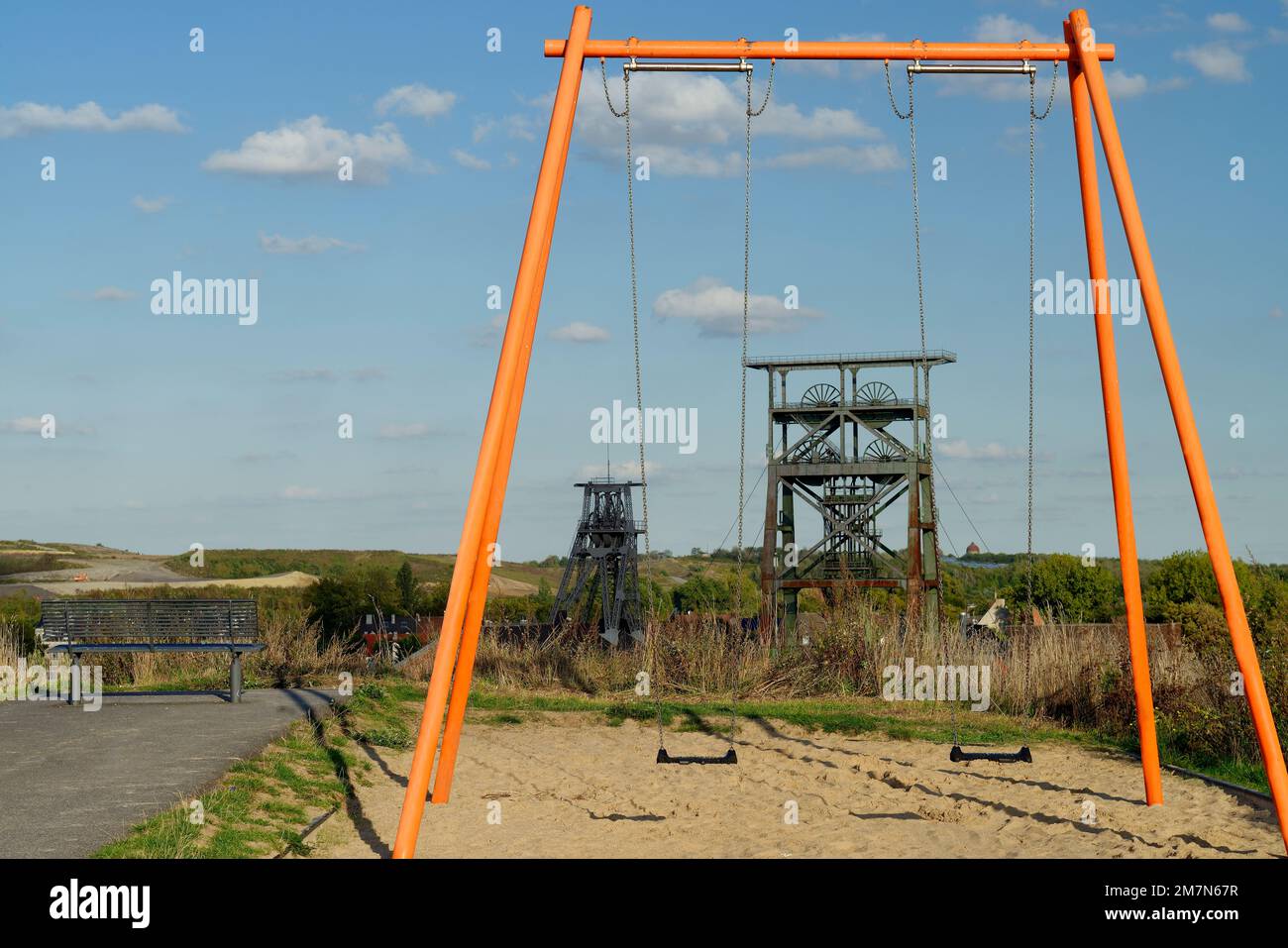 Blick von der Sklagheap Derne auf das Industriemonument Gneisenau IV mit dem zweiteiligen Turm und dem Tomson-Trestle über Schacht 2 in Derne, Bezirk Dortmund, Dortmund, Ruhrgebiet, Nordrhein-Westfalen, Deutschland Stockfoto