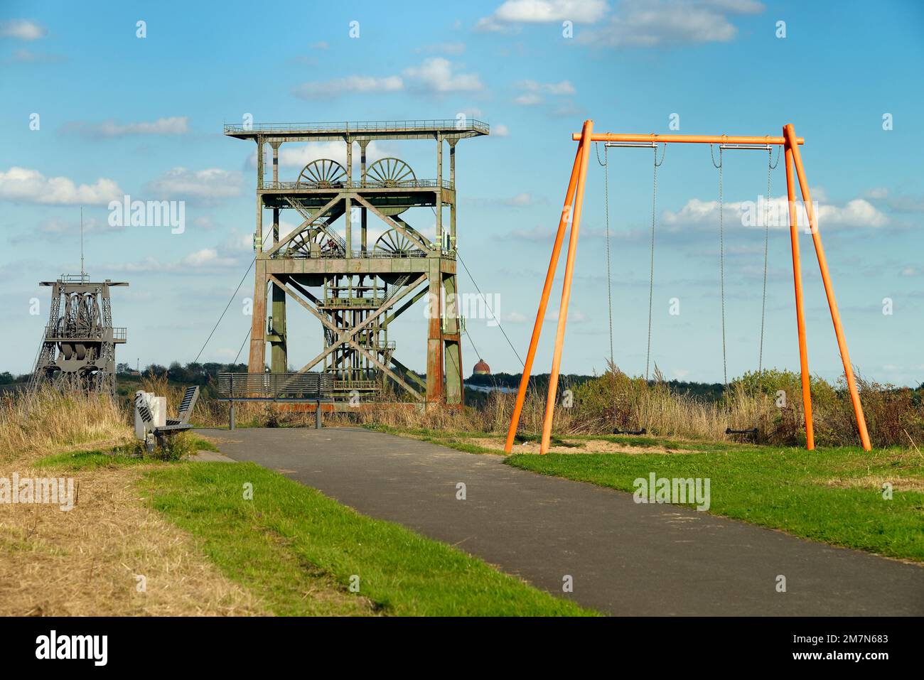 Blick von der Sklagheap Derne auf das Industriemonument Gneisenau IV mit dem zweiteiligen Turm und dem Tomson-Trestle über Schacht 2 in Derne, Bezirk Dortmund, Dortmund, Ruhrgebiet, Nordrhein-Westfalen, Deutschland Stockfoto
