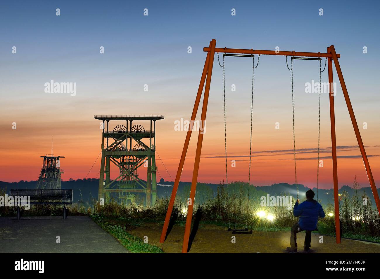 Blick von der Sklagheap Derne auf das Industriemonument Gneisenau IV mit dem zweiteiligen Turm und dem Tomson-Trestle über Schacht 2 bei Sonnenaufgang in Derne, Bezirk Dortmund, Dortmund, Ruhrgebiet, Nordrhein-Westfalen, Deutschland Stockfoto