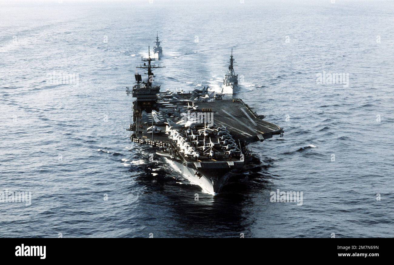 Bogenansicht des Flugzeugträgers USS JOHN F. KENNEDY (CV-67), des gesteuerten Flugkörperzerstörers USS RICHARD E. BYRD (DDG-23) und der Fregatte USS W. S. SIMS (FF-1059), die mit der Carrier Battle Group 8 vor der libanesischen Küste operiert. Land: Mittelmeer (MED) Stockfoto