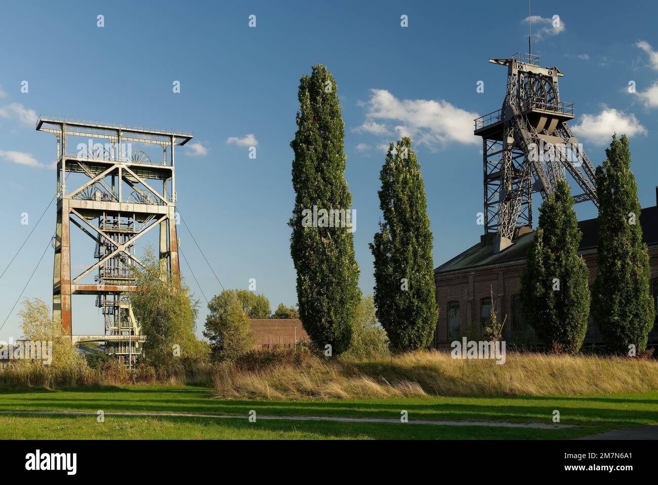 Blick auf das Industriedenkmal der Gneisenau IV.-Kollierie mit dem zweiteiligen Turm und dem Tomson-Turm über dem Schacht 2 in Derne, Bezirk Dortmund, Dortmund, Ruhrgebiet, Nordrhein-Westfalen, Deutschland Stockfoto