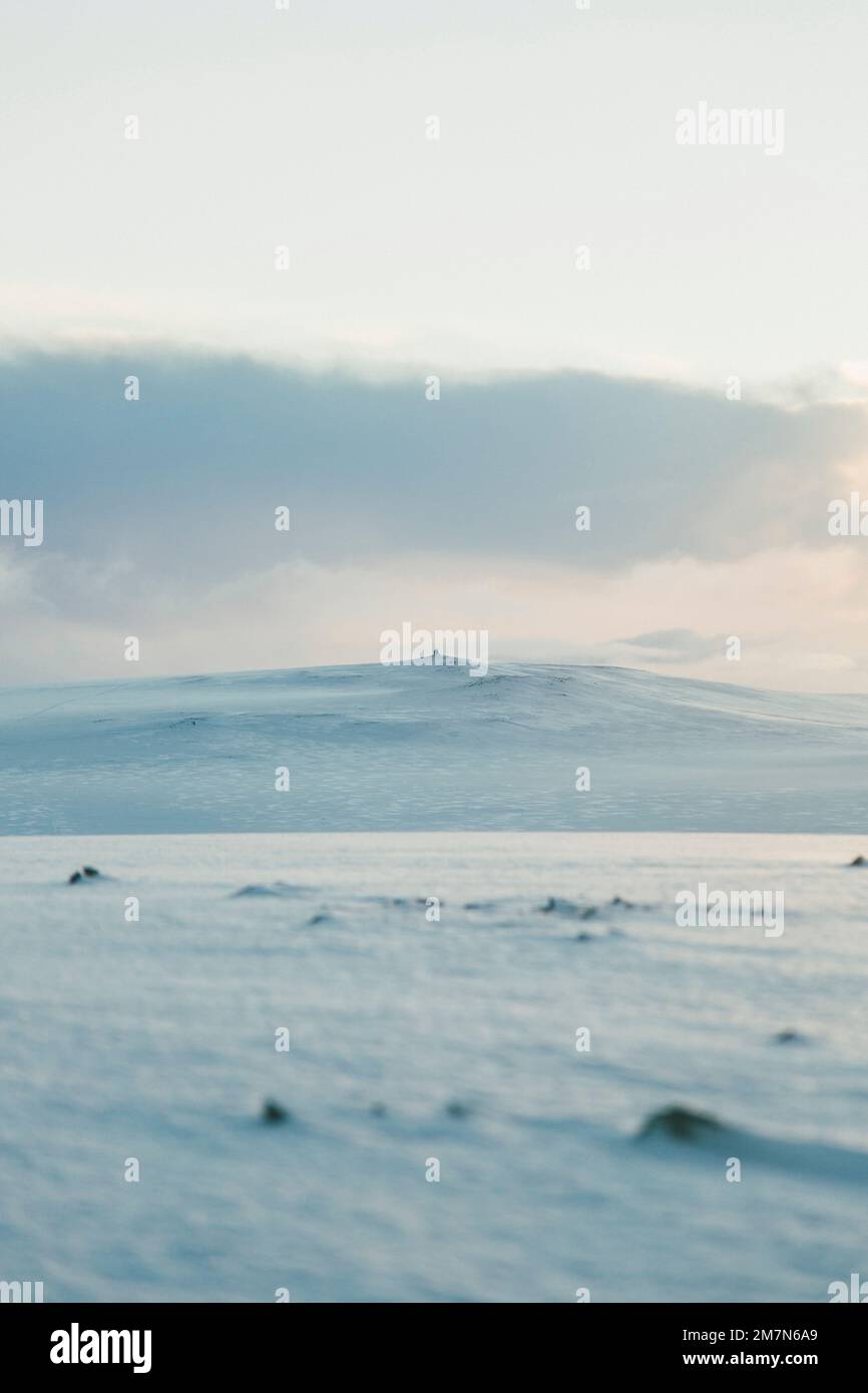 Verschneite Landschaft mit schneebedeckten Bergen in Norwegen, Schneesüste am Nordkap (Magerøya), Schnee- und Eislandschaft in Skandinavien Stockfoto