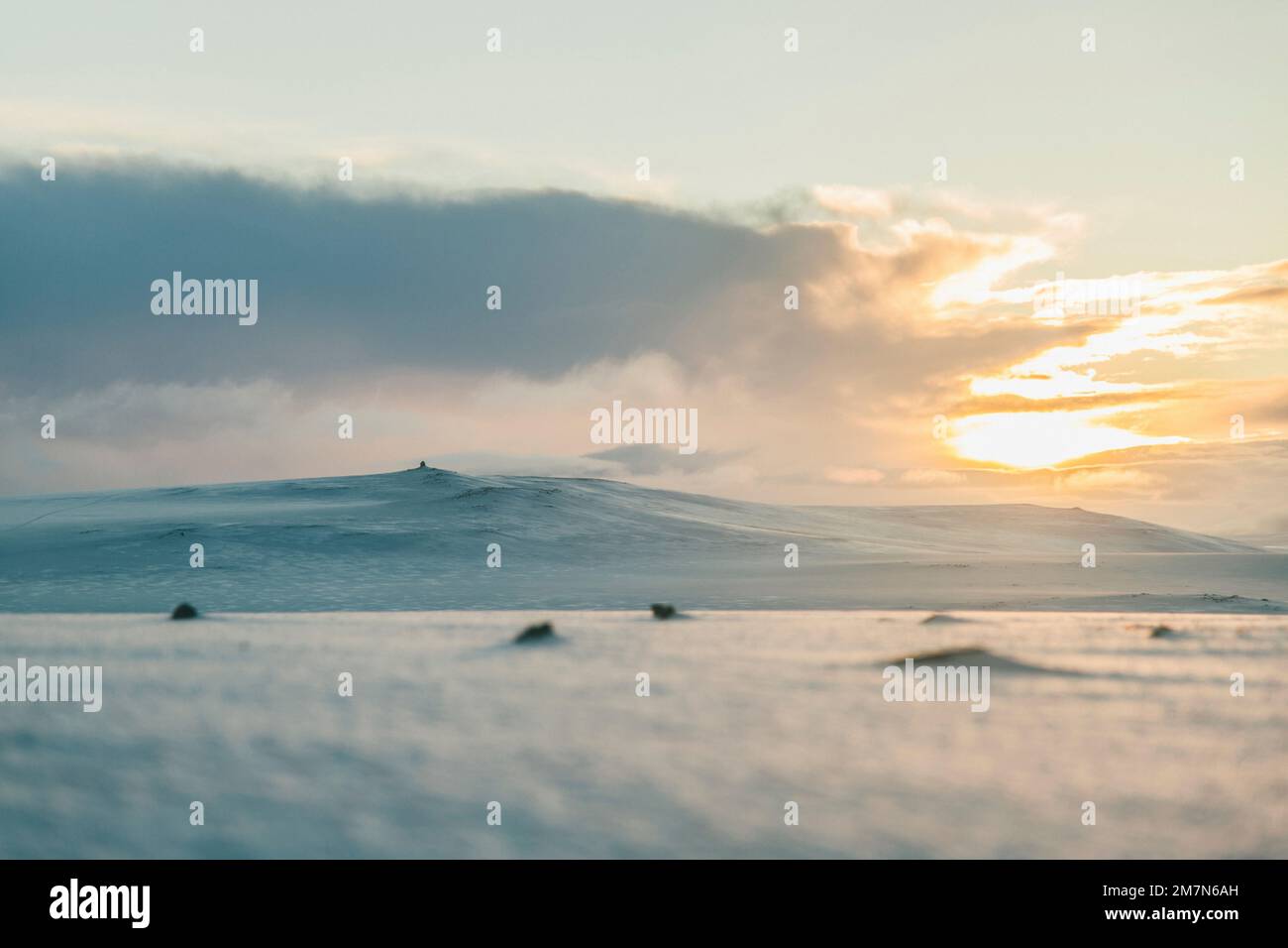 Verschneite Landschaft mit schneebedeckten Bergen in Norwegen, Schneesüste am Nordkap (Magerøya), Schnee- und Eislandschaft in Skandinavien Stockfoto