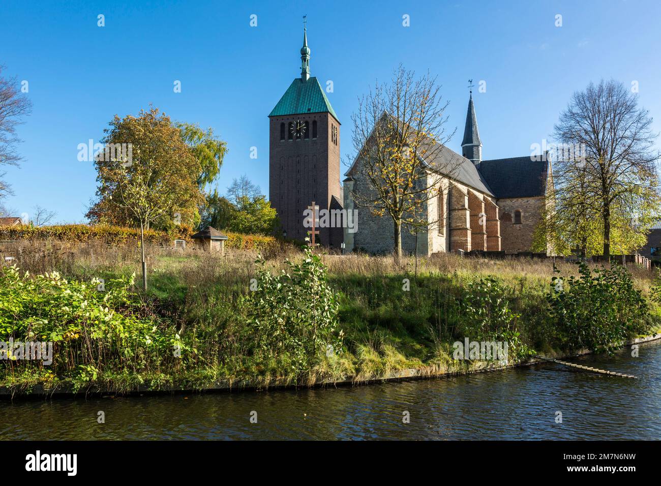 Deutschland, Vreden, Berkel, Westmünsterland, Münsterland, Westfalen, Nordrhein-Westfalen, katholische Pfarrkirche St. Georg ist gegangen und hat die College-Kirche verlassen Stockfoto