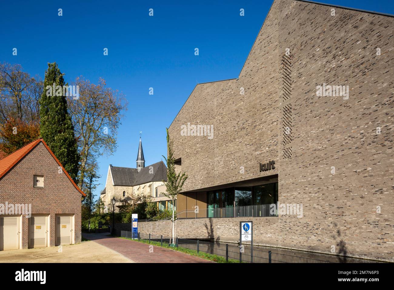 Deutschland, Vreden, Berkel, Westmünsterland, Münsterland, Westfalen, Nordrhein-Westfalen, Kollegialkirche St. Felicitas und Cult Westmünsterland am Burggraben, Kulturhistorisches Zentrum Westmünsterland, ehemals Hamaland Museum Stockfoto