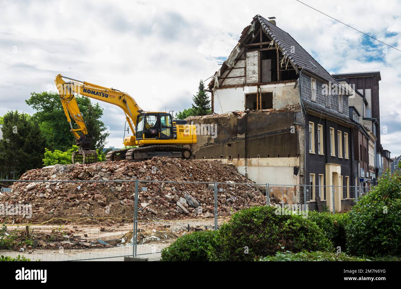 Baustelle, Bauarbeiten, Abrissarbeiten, Hausabriss Tanzhaus Valentino, ehemalige Tanzschule in der Steinbrinkstraße, Bagger auf einem Haufen Stockfoto