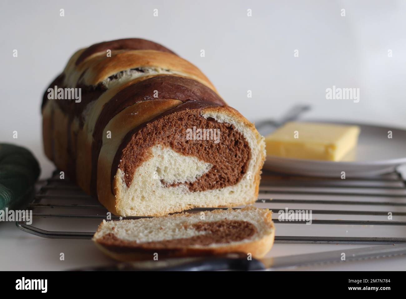 Vanille-Schokoladenbrot. Es ist ein köstliches Brot im Bäckereistil mit Vanille-, Schokoladen- und süßer Milch. Teig wird zusammengeschwenkt Stockfoto