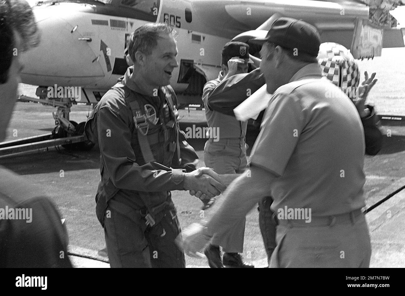 Hauptmann Thomas C. Watson Jr., richtig, kommandierender Offizier, begrüßt Fond ADM Frederick C. Johnson zu einem Besuch an Bord des Flugzeugträgers USS INDEPENDENCE (CV-62). Land: Karibik Stockfoto