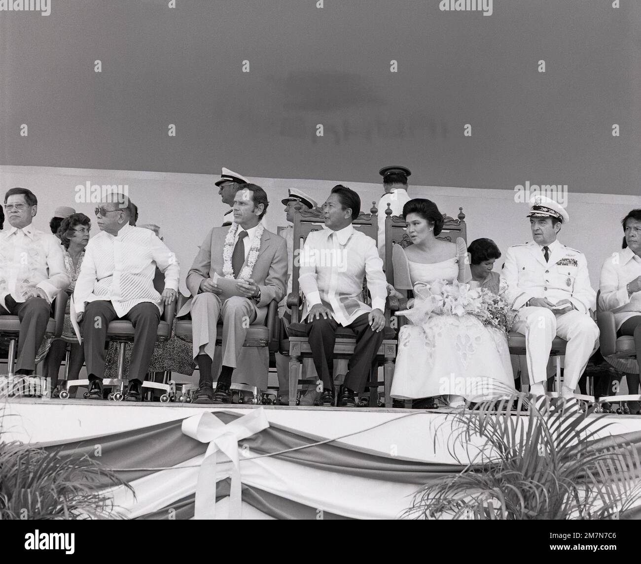 Bei den Turnoberäufen des Luftwaffenstützpunktes Clark werden von links nach rechts der Außenminister der Philippinen, Carlos P. Romulo, Botschafter Richard W. Murphy, der philippinische Präsident und Frau Ferdinand Marcos sowie General David C. Jones, Vorsitzender des Joint Chiefs of Staff, eingesetzt. Stützpunkt: Clark Air Base Staat: Luzon Country: Philippinen (PHL) Stockfoto