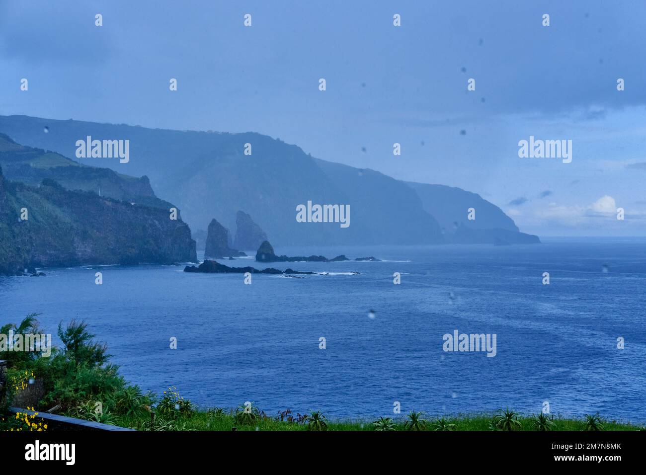 Die nordöstliche Küste der Insel Flores an einem stürmischen Tag. Azoren, Portugal Stockfoto