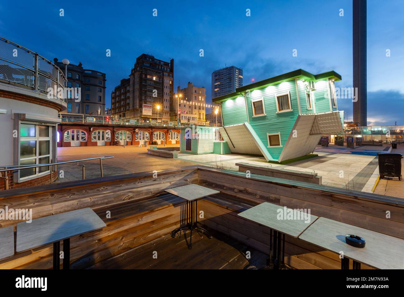 Morgengrauen im Upside-Down-Haus an der Brighton Seafront, East Sussex, England. Stockfoto