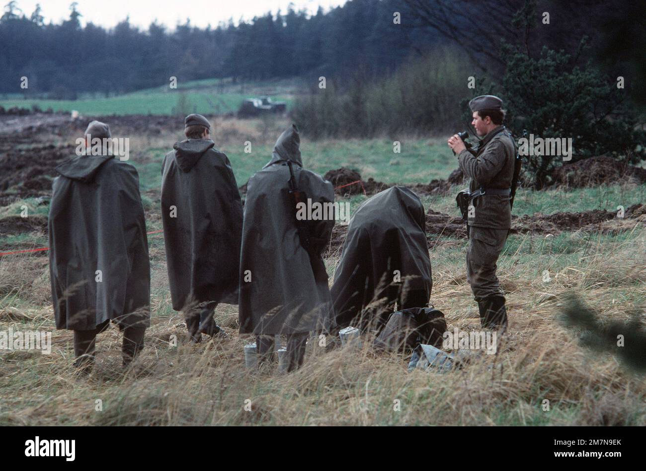 Ostdeutsche Soldaten bewachen die Grenze zwischen Ost- und Westdeutschland. Land: Westdeutschland (BRD) Stockfoto