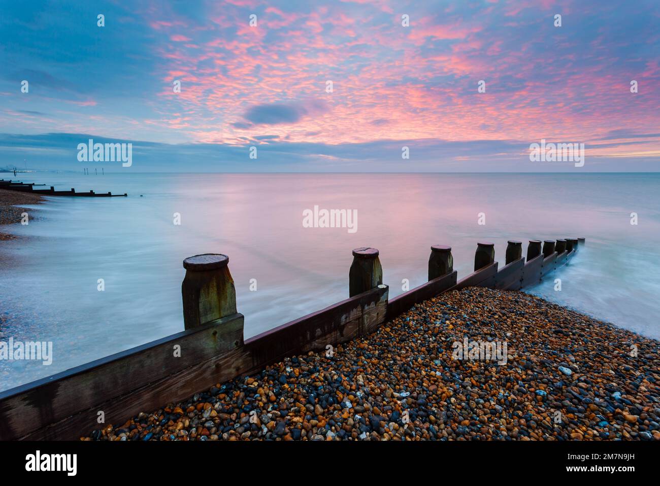 Wintersonnenaufgang am Southwick Beach in West Sussex, England. Stockfoto