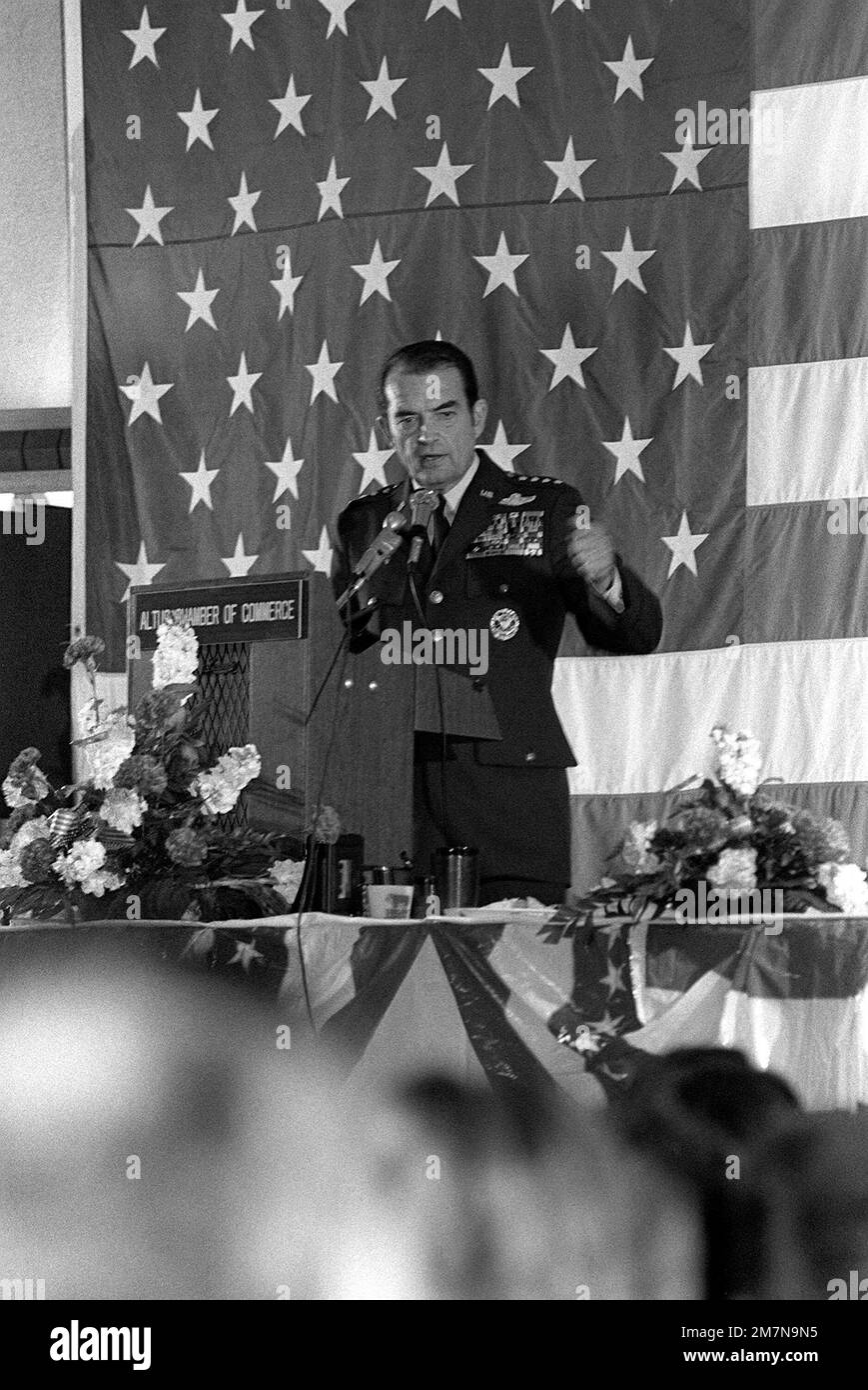 GENERAL David Jones spricht während seines Besuchs auf dem Stützpunkt vor einem Treffen der Handelskammer. Basis: Luftwaffenstützpunkt Altus Bundesstaat: Oklahoma (OK) Land: Vereinigte Staaten von Amerika (USA) Stockfoto