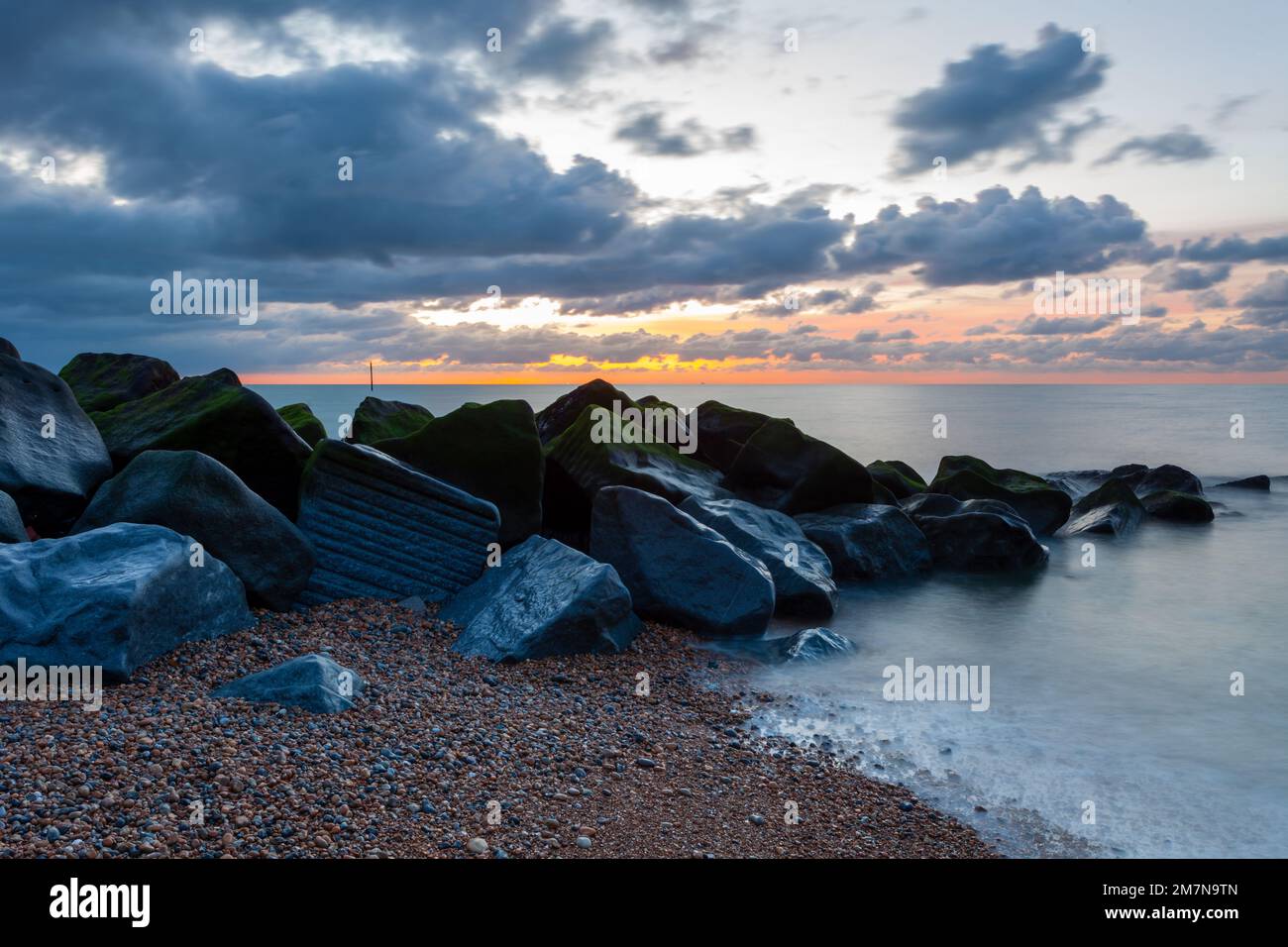 Sonnenaufgang am Southwick Beach in West Sussex, England. Stockfoto